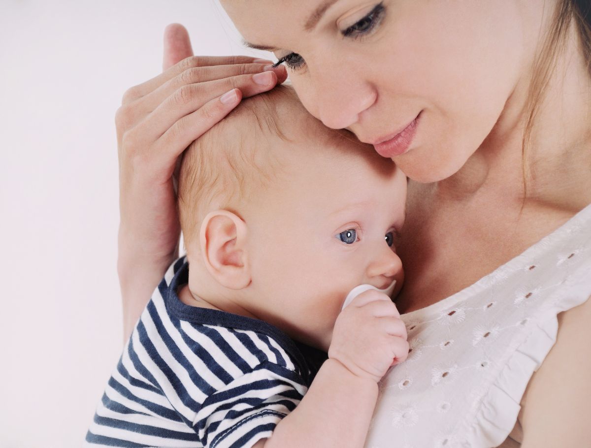 Cómo tratar la cerilla en los oídos del bebé Facemama