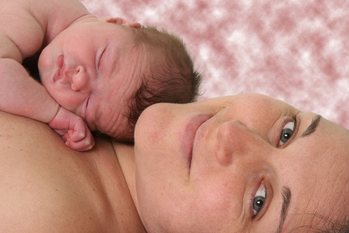 Новорождённый на животе у мамв