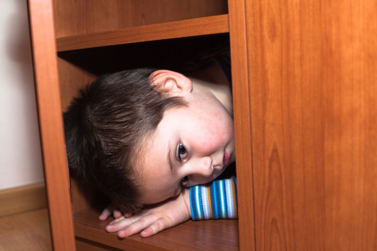 Ребенок спрятался в шкафу