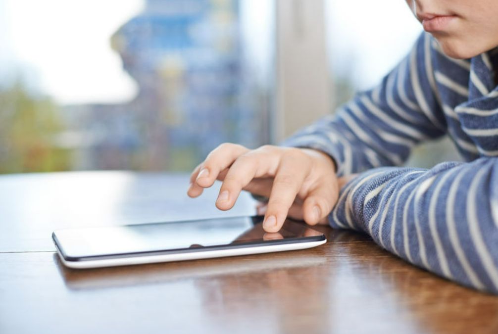 El uso de teléfonos celulares puede ser una señal de alarma sobre problemas de salud de los niños