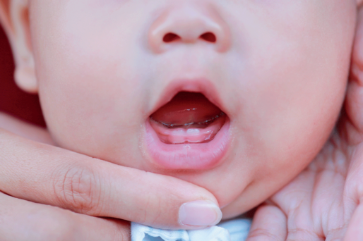 La aparición de los primeros dientes del bebé  