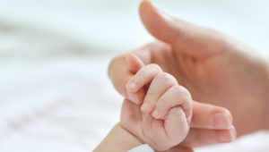 Por qué los bebés se agarran las partes íntimas
