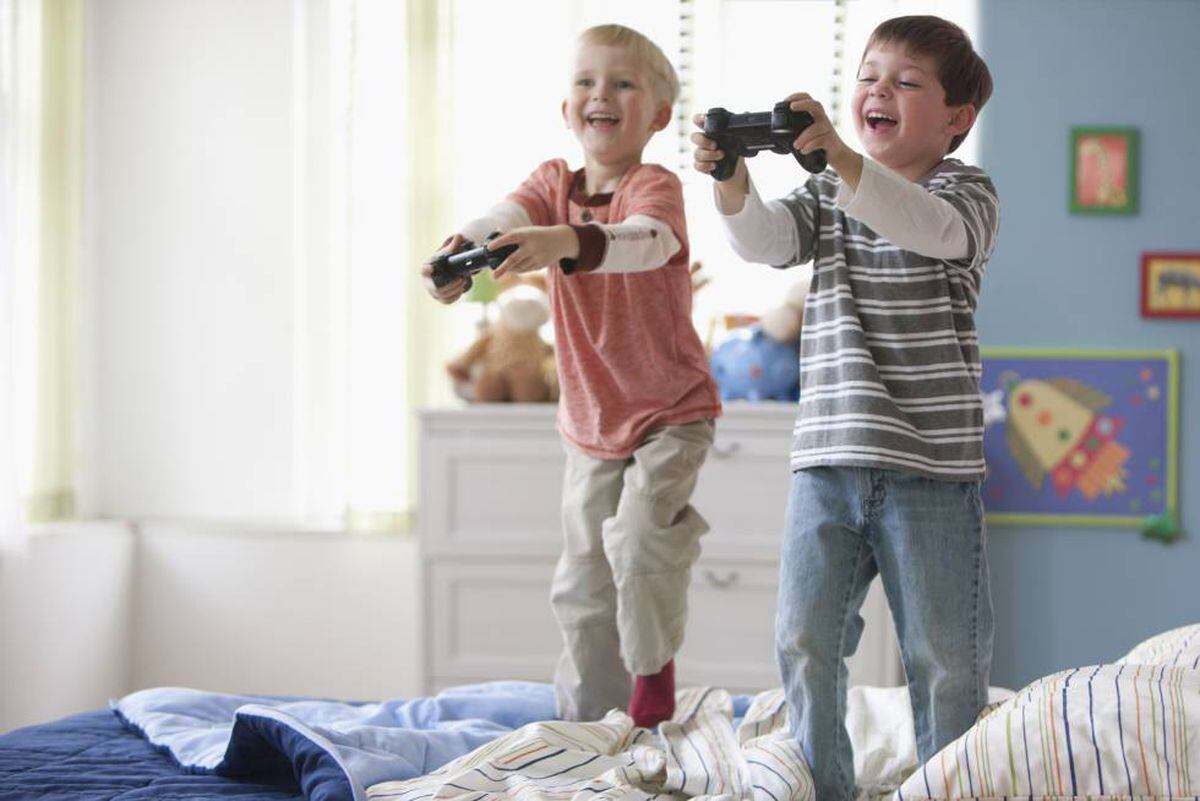 Cuánto tiempo debería permitir a mi hijo jugar con videojuegos