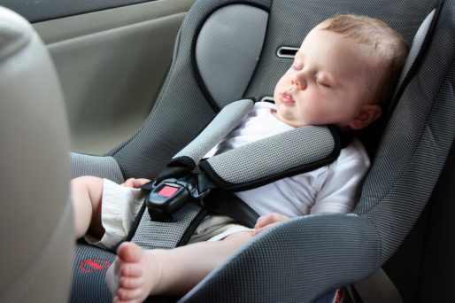 Por qué no dejar dormido a tu bebé en la silla del auto