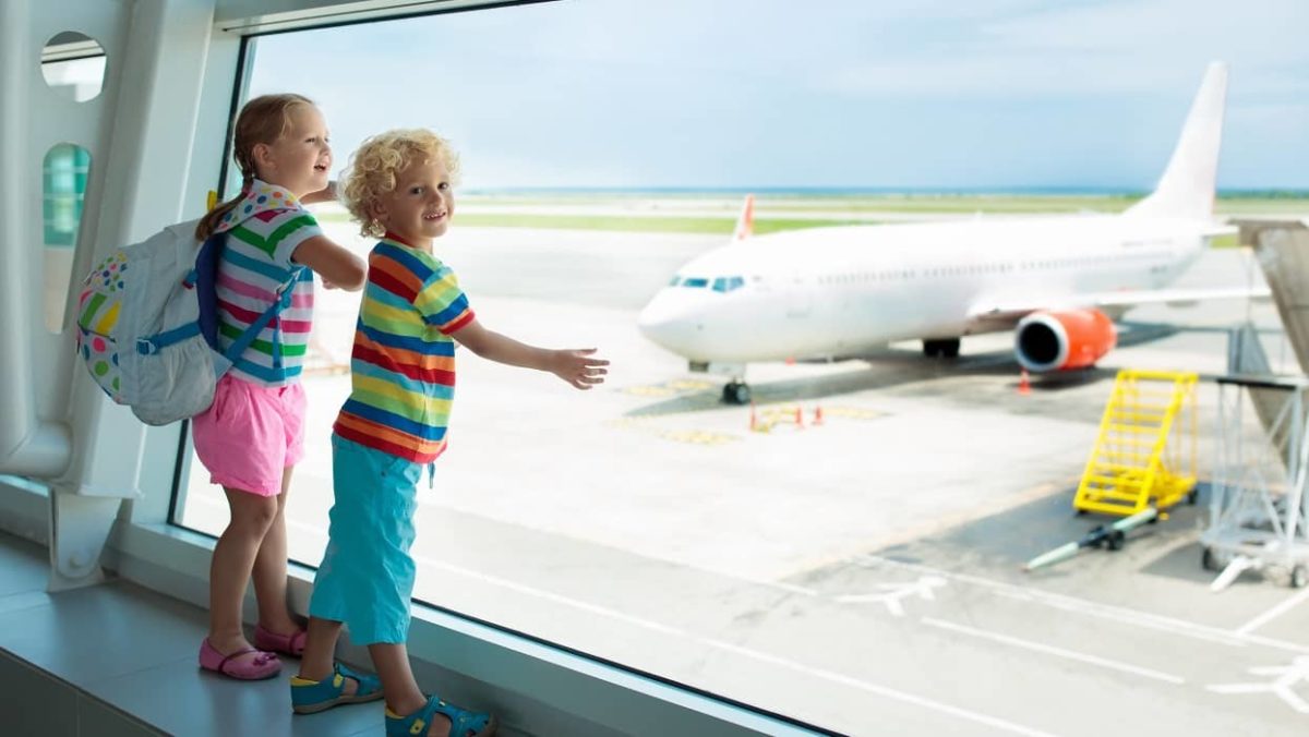 Sigue estos consejos si vas a viajar en avión con tus hijos