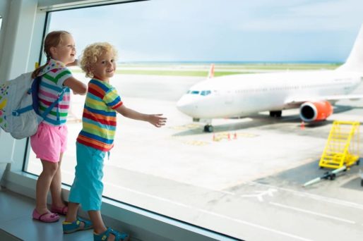 Sigue estos consejos si vas a viajar en avión con tus hijos